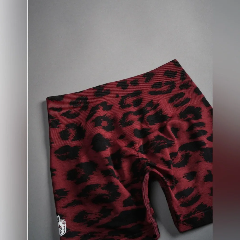 DUAL WOLF EVERSON SEAMLESS "SIERRA" SHORTS IN CHERRY RED LEOPARD SIZE LARGE - Picture 6 of 6